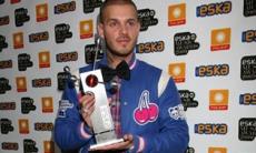 Matt_Pokora_dumy_ze_statuetki_dla_Best_Pop_Artist_1.jpg